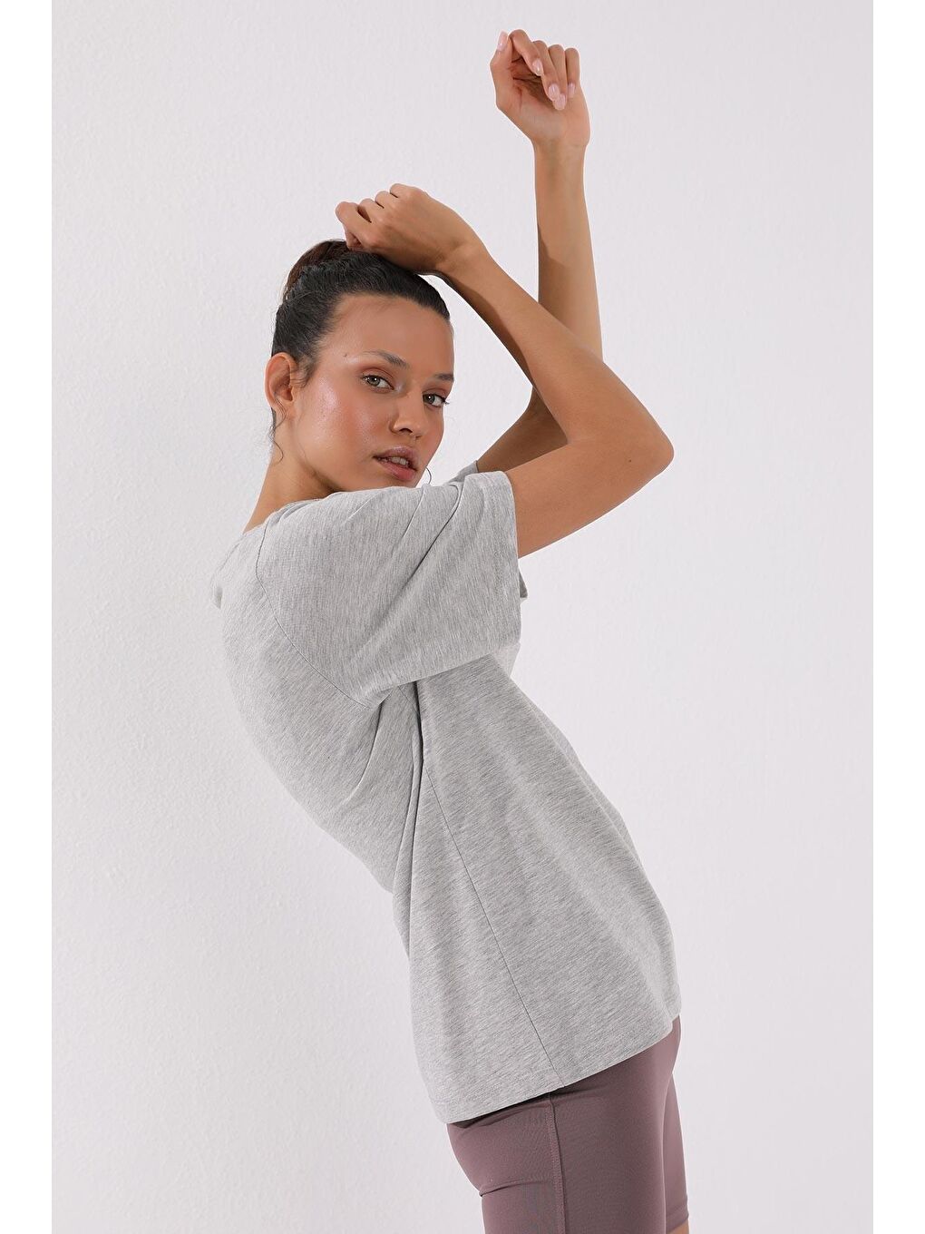 Gri Melanj Deforme Yazı Baskılı O Yaka Kadın Oversize Tişört - 97134-3