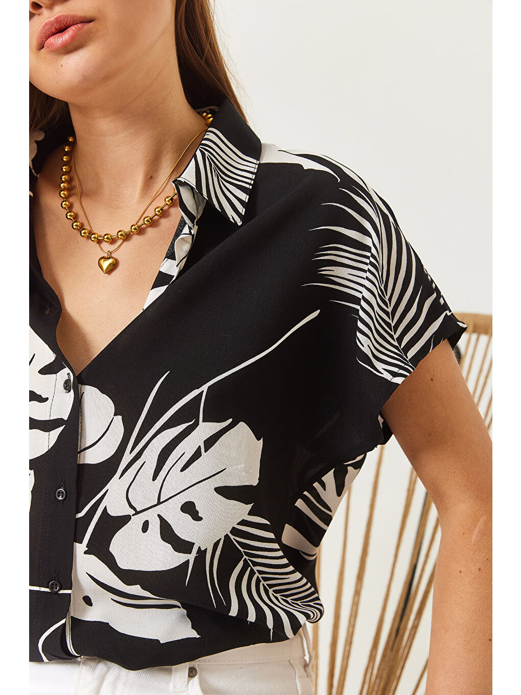 Siyah Kadın Kısa Kol Desenli Kısa Kollu Viskon Gömlek-4