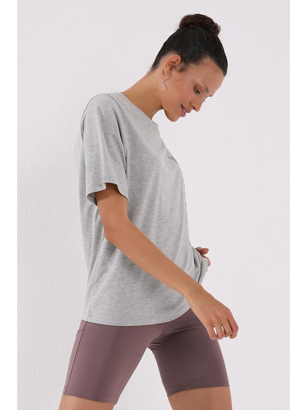 Gri Melanj Deforme Yazı Baskılı O Yaka Kadın Oversize Tişört - 97134-4