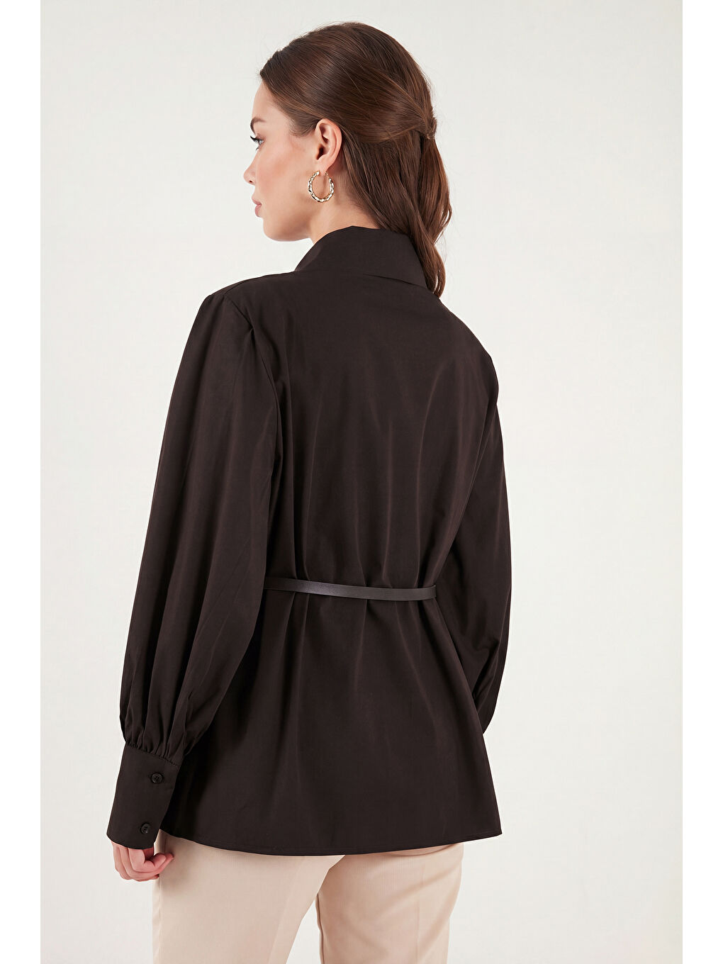 Kahverengi Kruvaze Yaka Kemerli Balon Kollu Pamuklu Kadın Gömlek 6835057-6