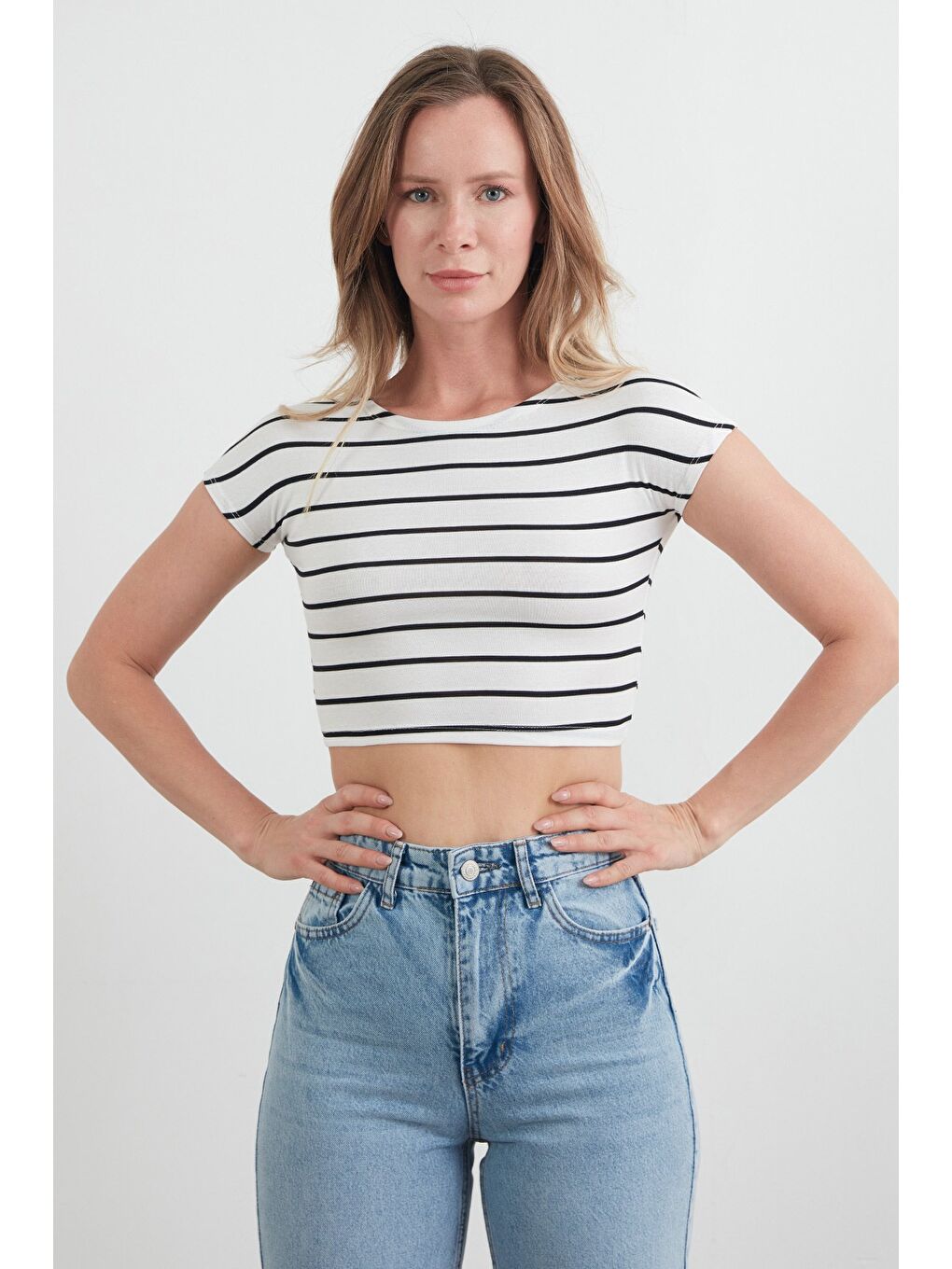 Beyaz Basic Çizgili Crop Tişört