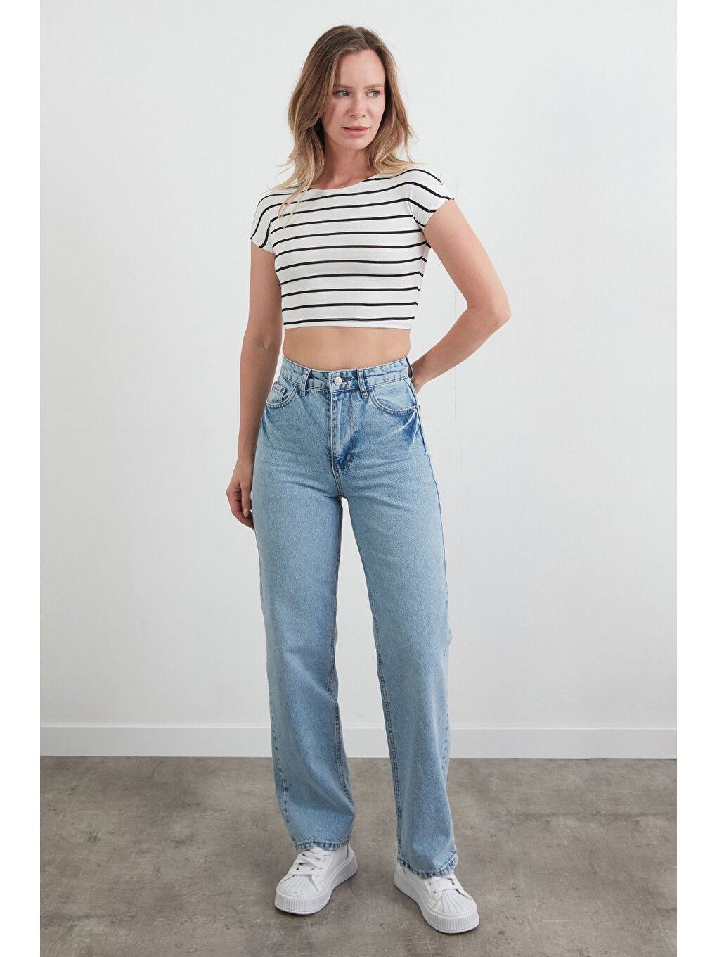 Beyaz Basic Çizgili Crop Tişört-1