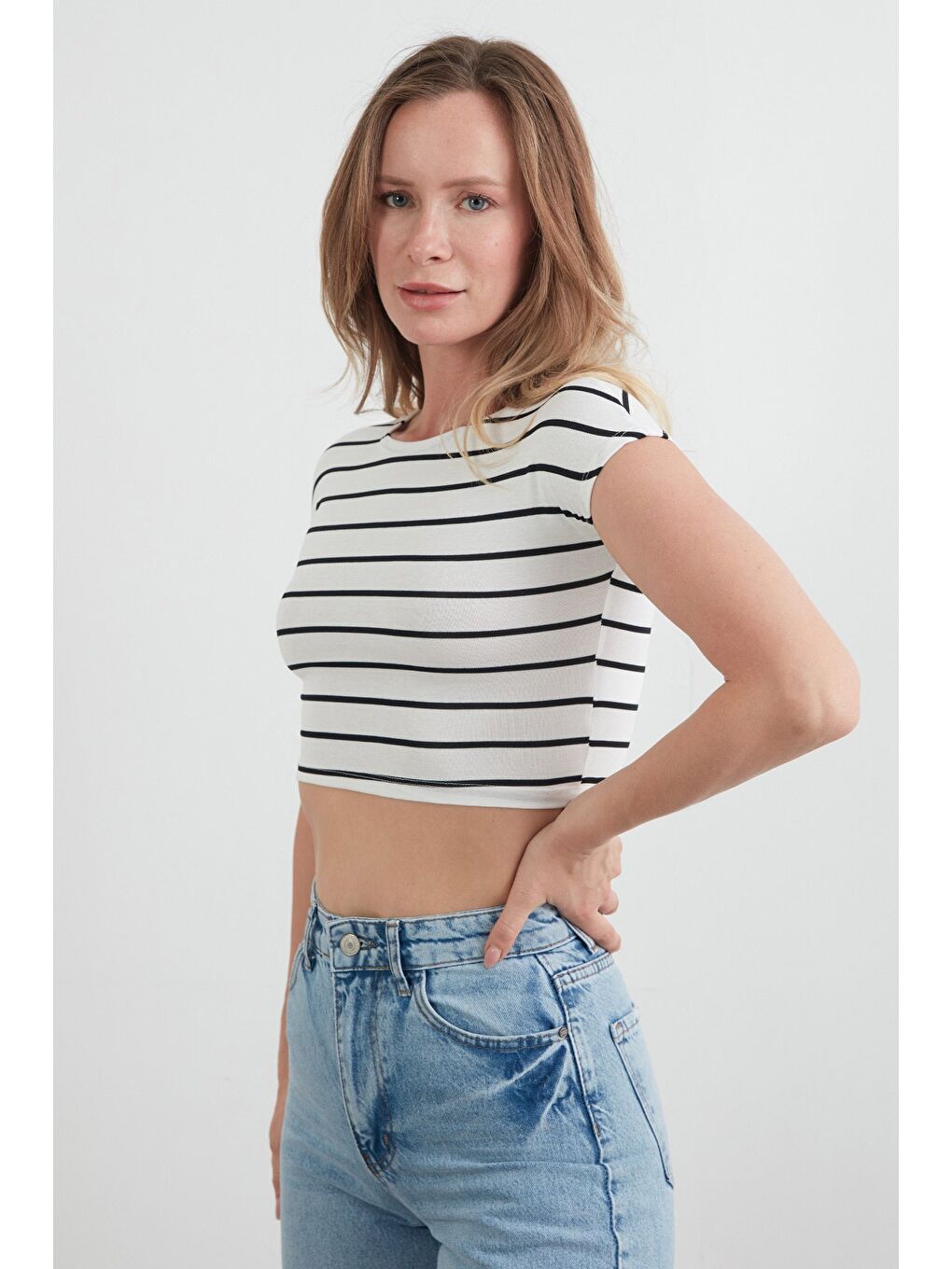 Beyaz Basic Çizgili Crop Tişört-2