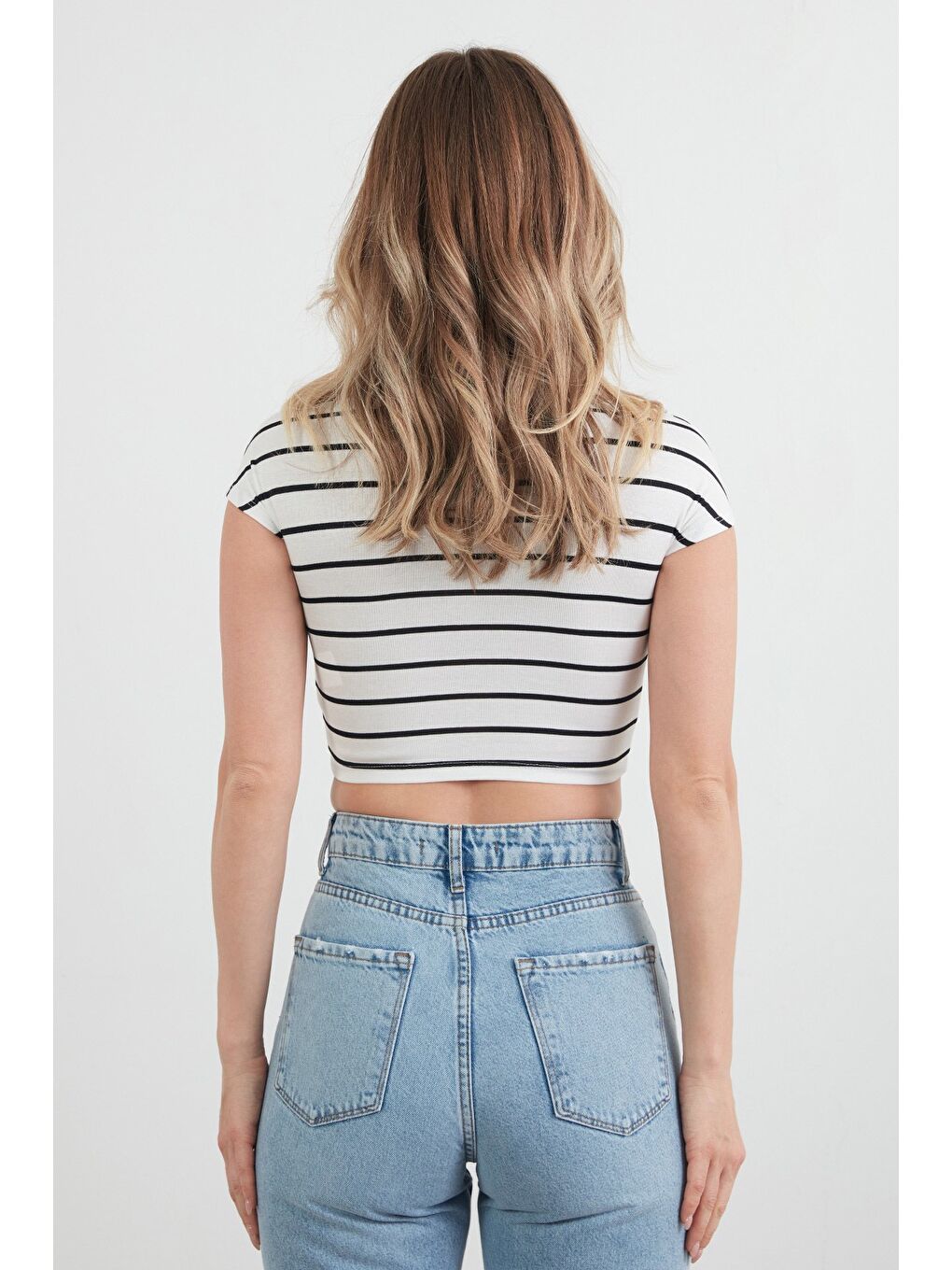 Beyaz Basic Çizgili Crop Tişört-3