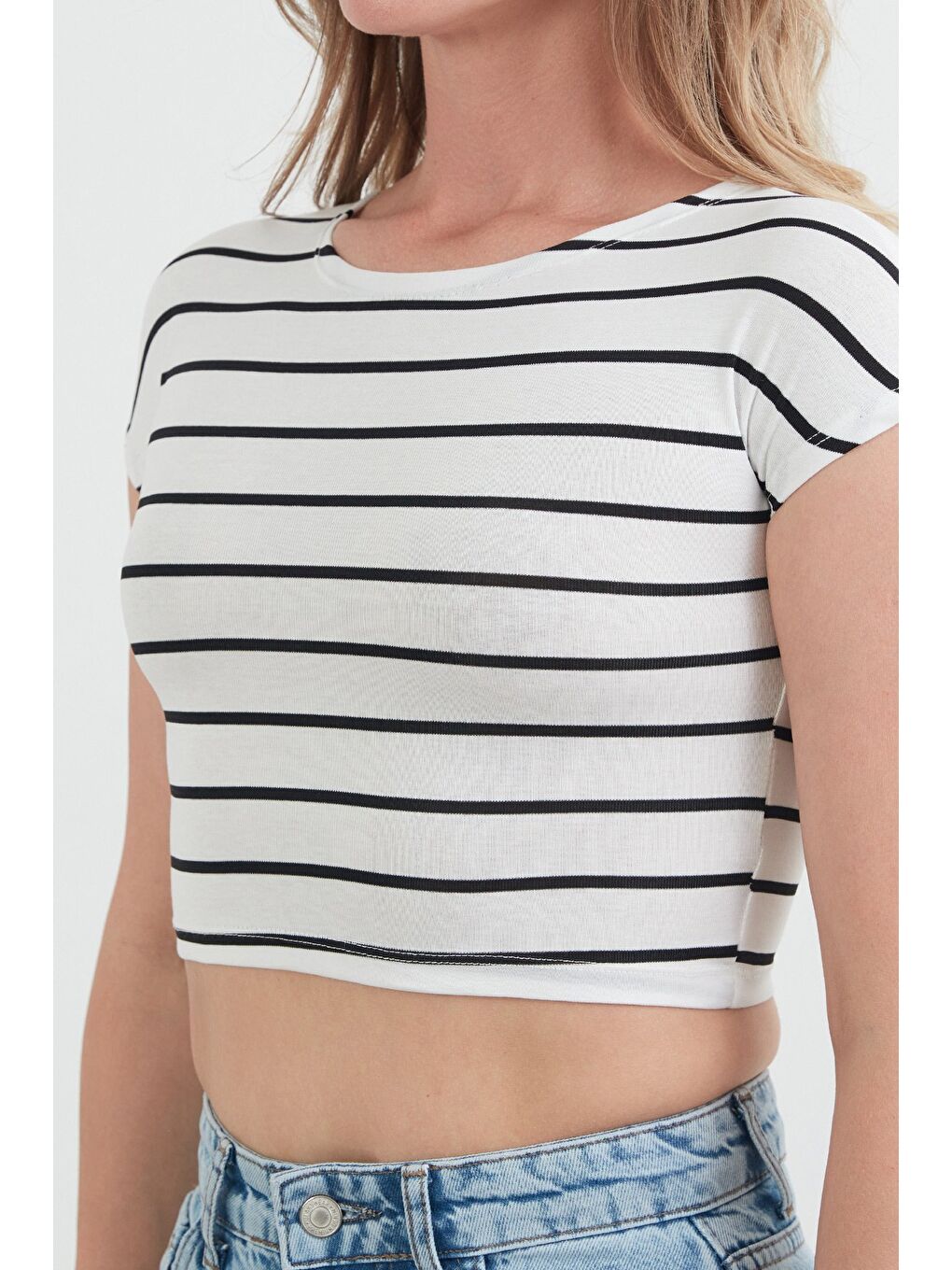 Beyaz Basic Çizgili Crop Tişört-4