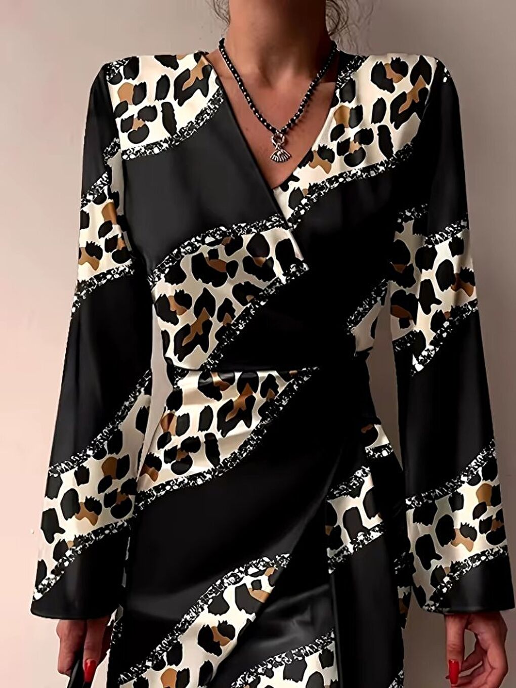 Siyah Kadın Uzun Kollu Kruvaze Yakalı Asimetrik Detaylı Mini Modal Elbise