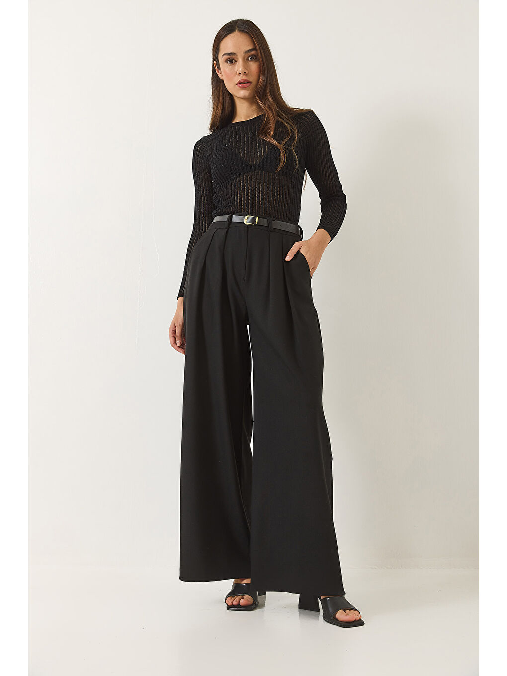 Siyah Kadın Çift Cepli Pileli Kemer Detaylı Bol Pantolon-1