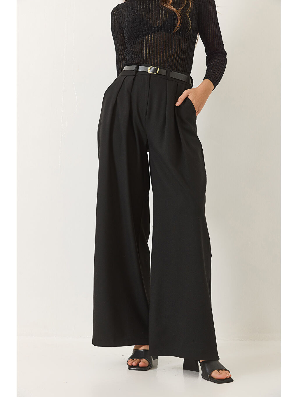 Siyah Kadın Çift Cepli Pileli Kemer Detaylı Bol Pantolon-2