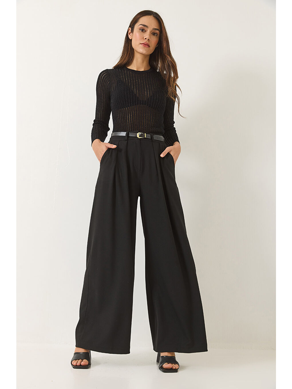 Siyah Kadın Çift Cepli Pileli Kemer Detaylı Bol Pantolon-3