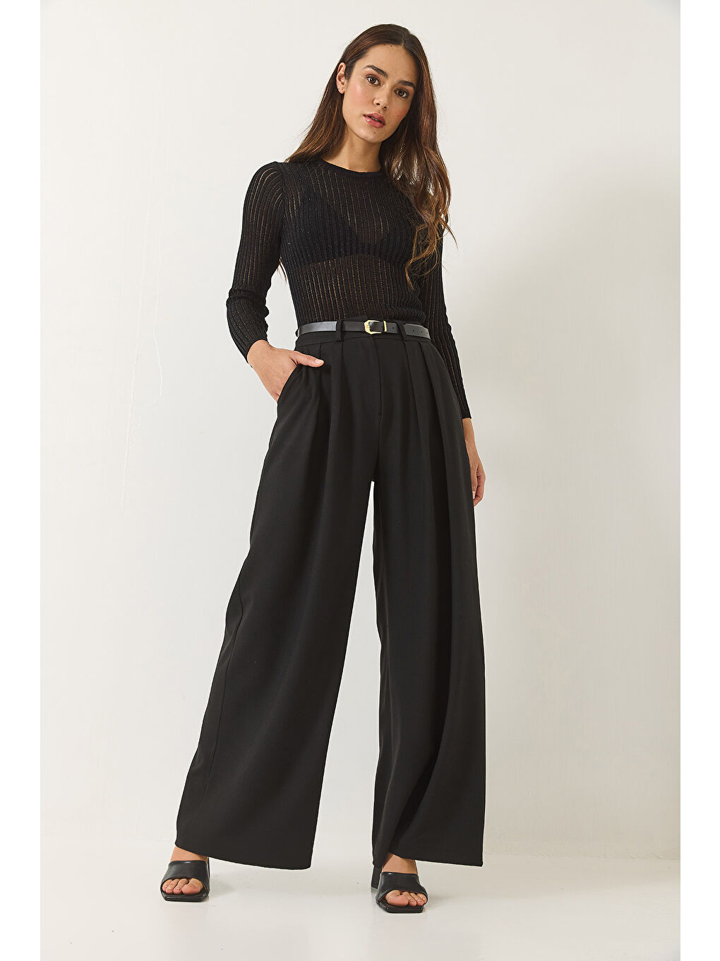 Siyah Kadın Çift Cepli Pileli Kemer Detaylı Bol Pantolon-4