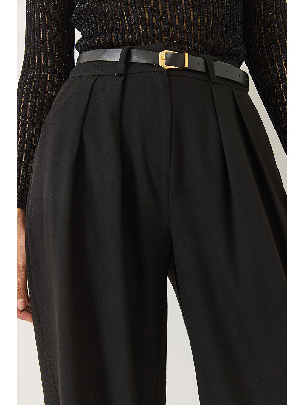 Siyah Kadın Çift Cepli Pileli Kemer Detaylı Bol Pantolon-5