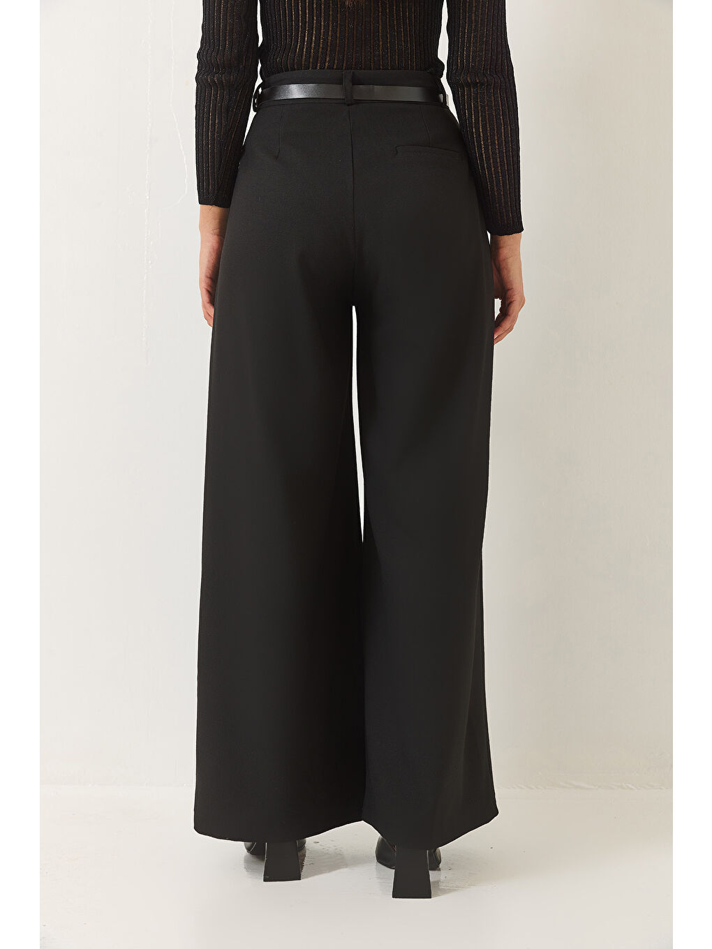 Siyah Kadın Çift Cepli Pileli Kemer Detaylı Bol Pantolon-6