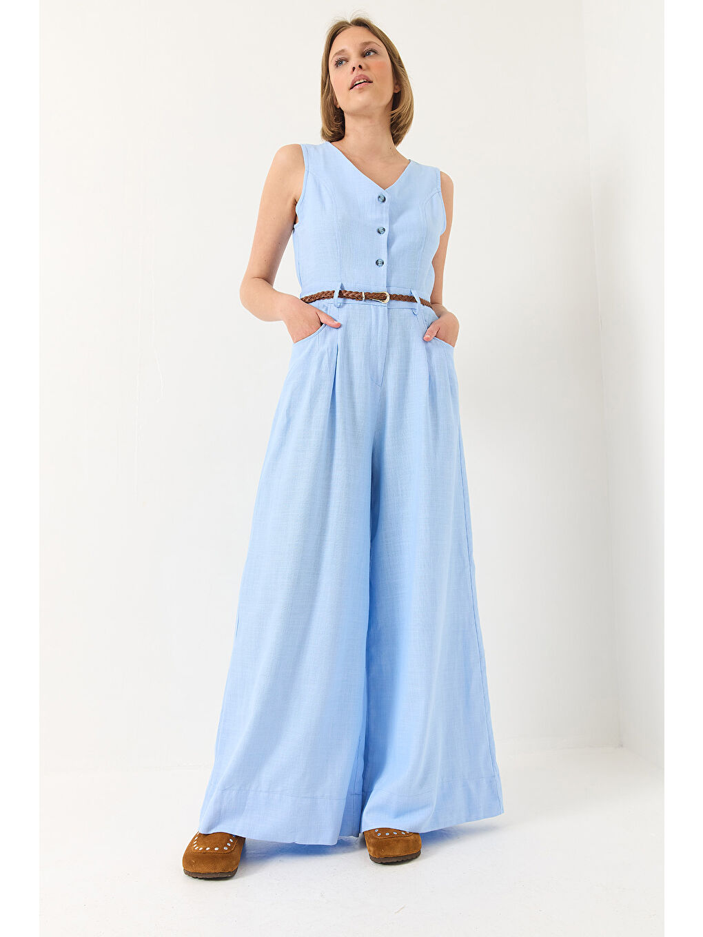 Mavi Kadın V Yaka Örgü Kemerli Cepli Bol Pantolonlu Keten Tulum-1