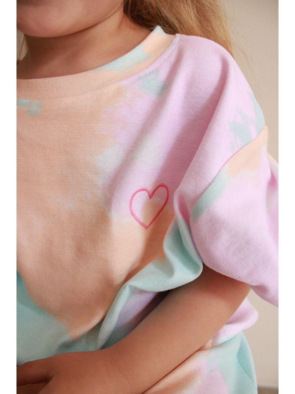 Bej Batik Desenli Kalp Nakışlı Şortlu Takım-1