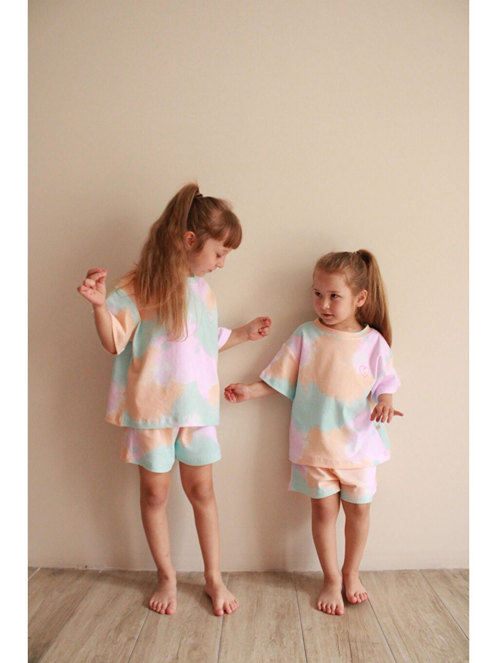 Bej Batik Desenli Kalp Nakışlı Şortlu Takım-2