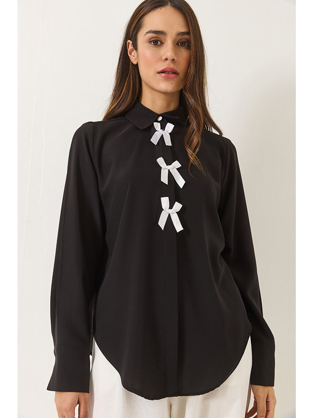 Siyah Kadın Kurdele Detaylı Gizli Düğmeli Uzun Kollu Gömlek