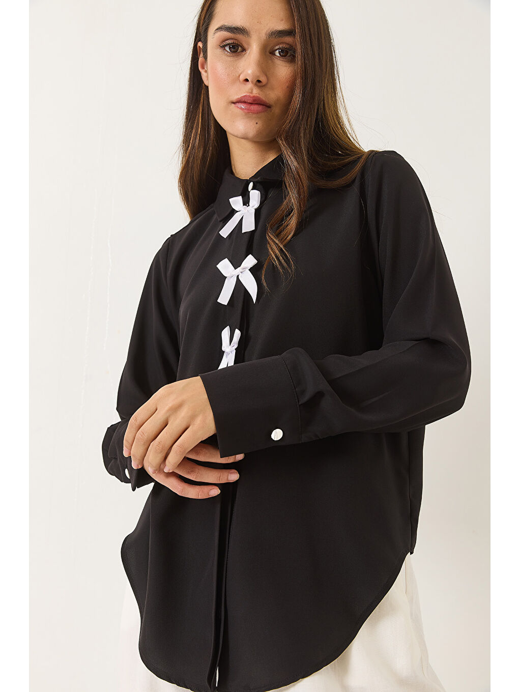 Siyah Kadın Kurdele Detaylı Gizli Düğmeli Uzun Kollu Gömlek-1