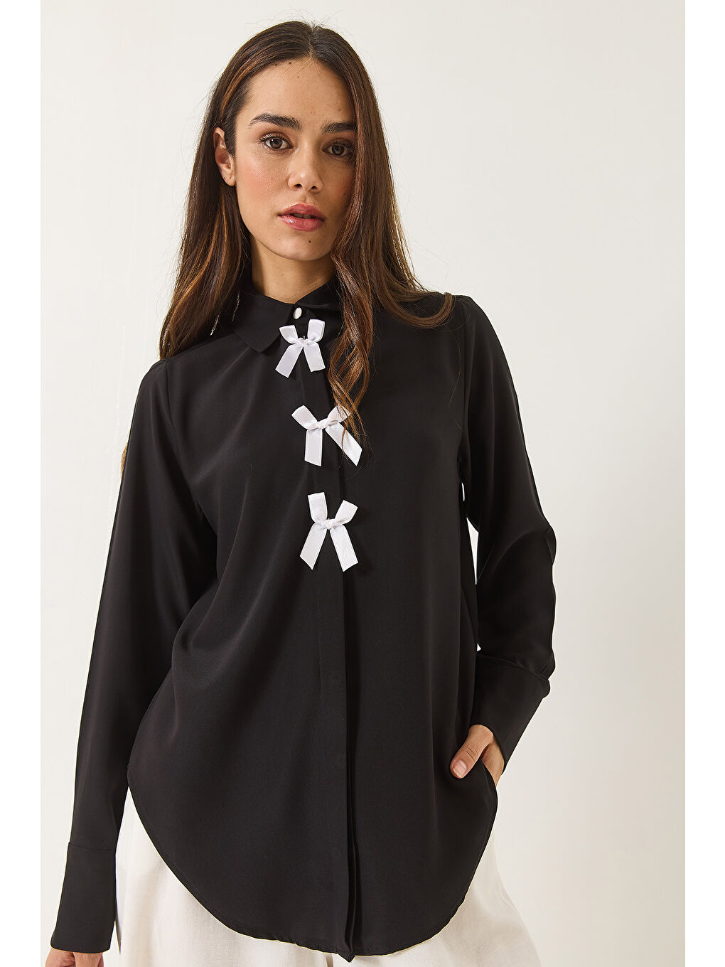 Siyah Kadın Kurdele Detaylı Gizli Düğmeli Uzun Kollu Gömlek-2