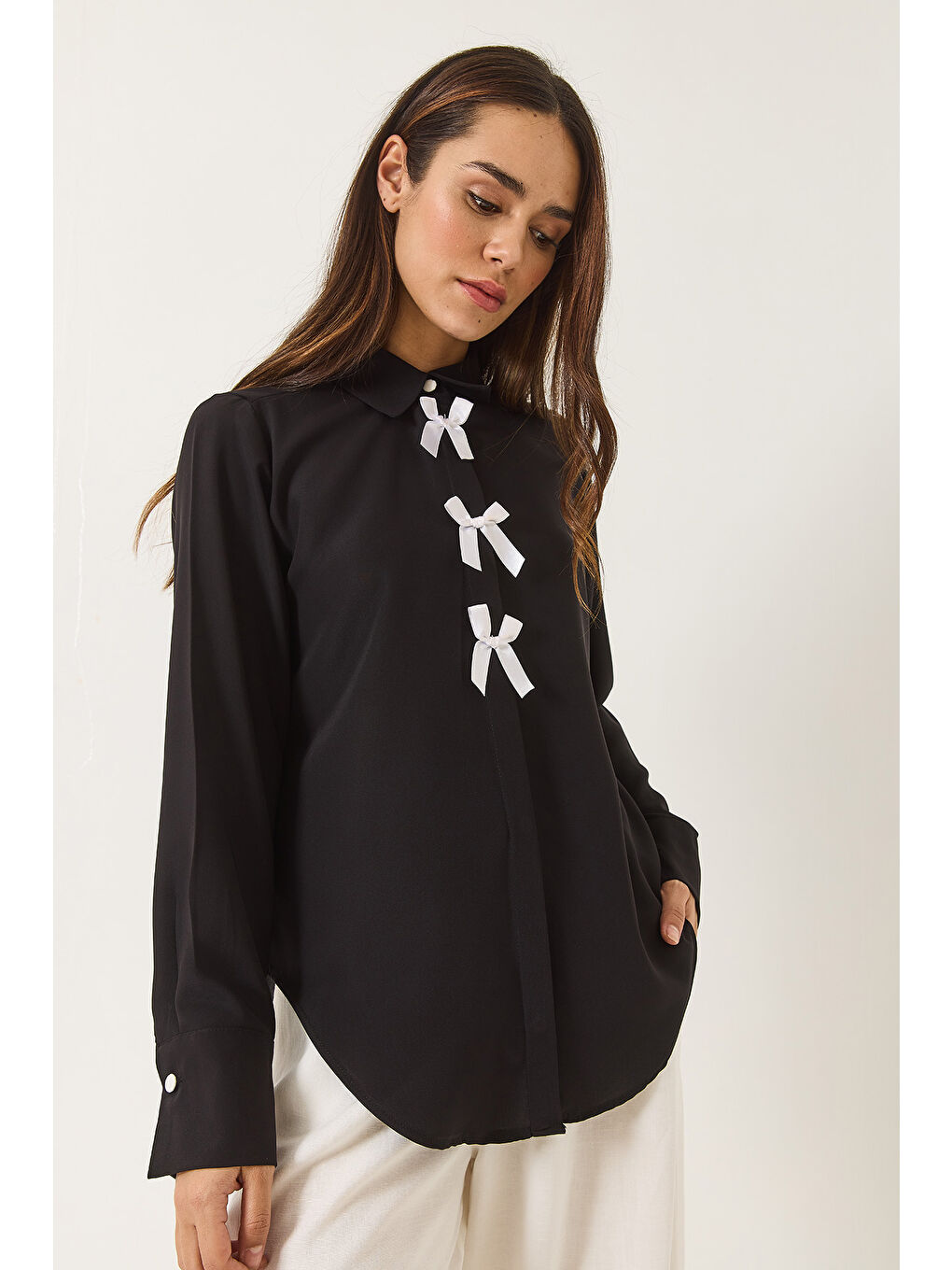 Siyah Kadın Kurdele Detaylı Gizli Düğmeli Uzun Kollu Gömlek-3