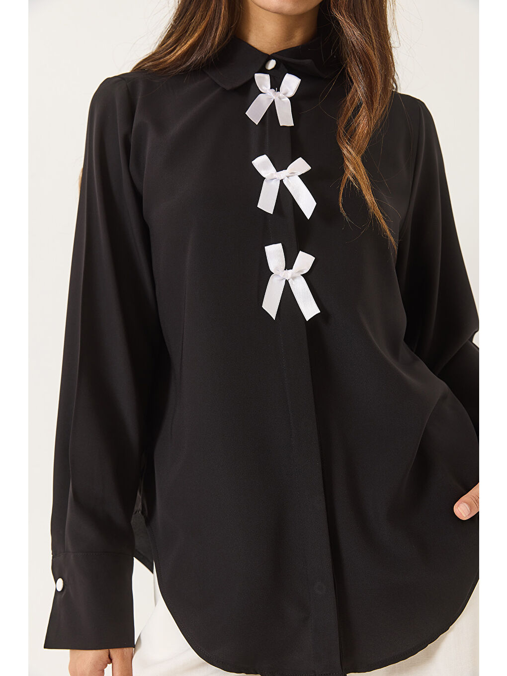 Siyah Kadın Kurdele Detaylı Gizli Düğmeli Uzun Kollu Gömlek-4