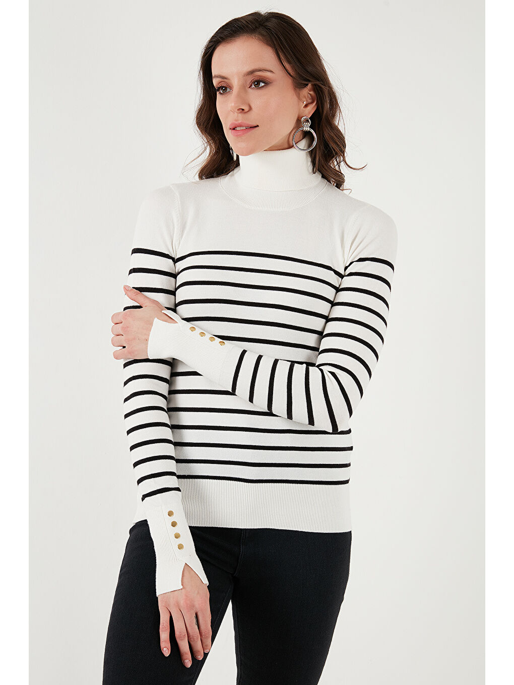 Ekru Regular Fit Balıkçı Yaka Düğme Detaylı Kadın Kazak 25K0024K1-1