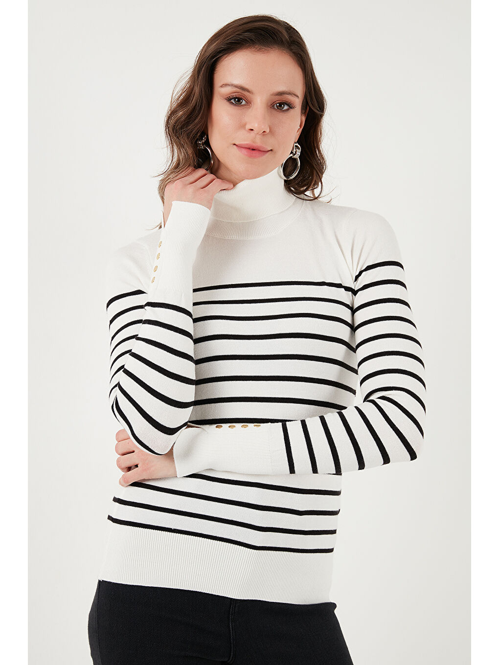 Ekru Regular Fit Balıkçı Yaka Düğme Detaylı Kadın Kazak 25K0024K1-2