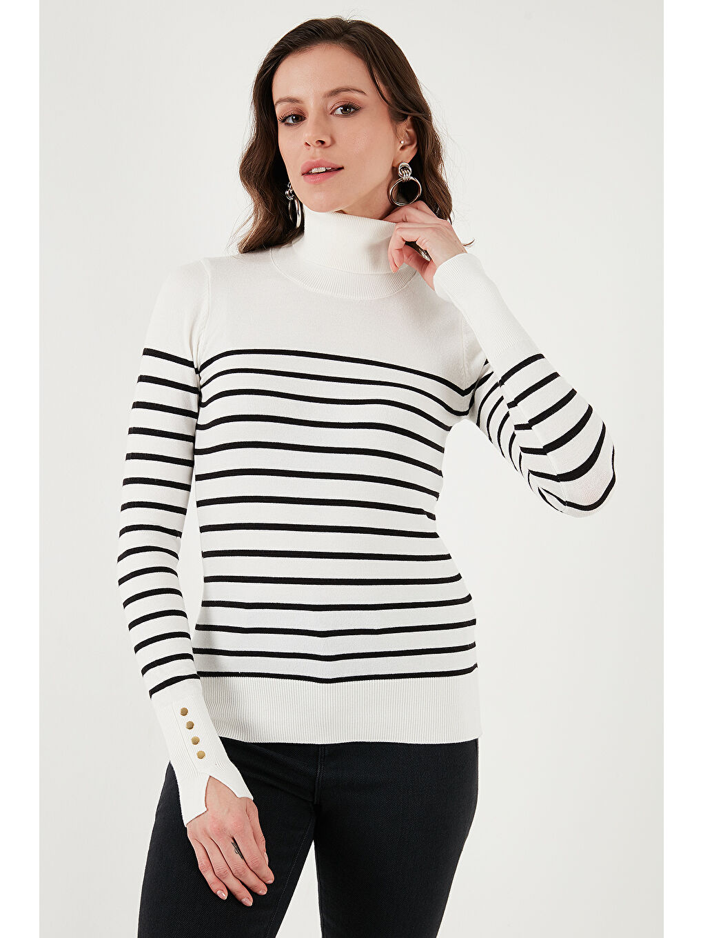 Ekru Regular Fit Balıkçı Yaka Düğme Detaylı Kadın Kazak 25K0024K1-4