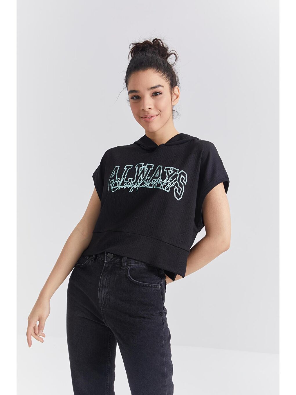 TOMMYLIFE Siyah Yazı Baskılı Kapüşonlu Oversize Bürümcük Kumaş Kadın Crop Top T-Shirt  - 97229 - 2