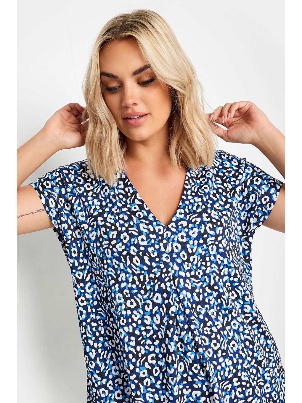 Mavi Büyük Beden V Yaka Leopar Desenli Kısa Kollu Bluz 321780-3