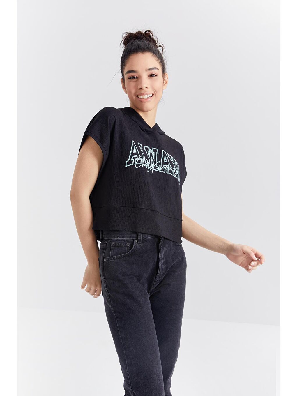 TOMMYLIFE Siyah Yazı Baskılı Kapüşonlu Oversize Bürümcük Kumaş Kadın Crop Top T-Shirt  - 97229 - 4