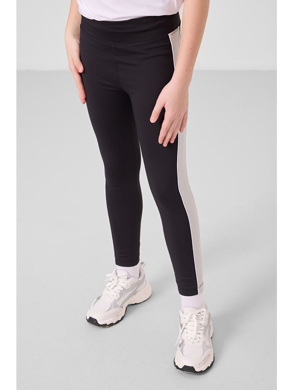 Beyaz-Siyah O Yaka Yan Şerit Detaylı Standart Fit Performans Kız Çocuk Tayt Takım - 75191-1