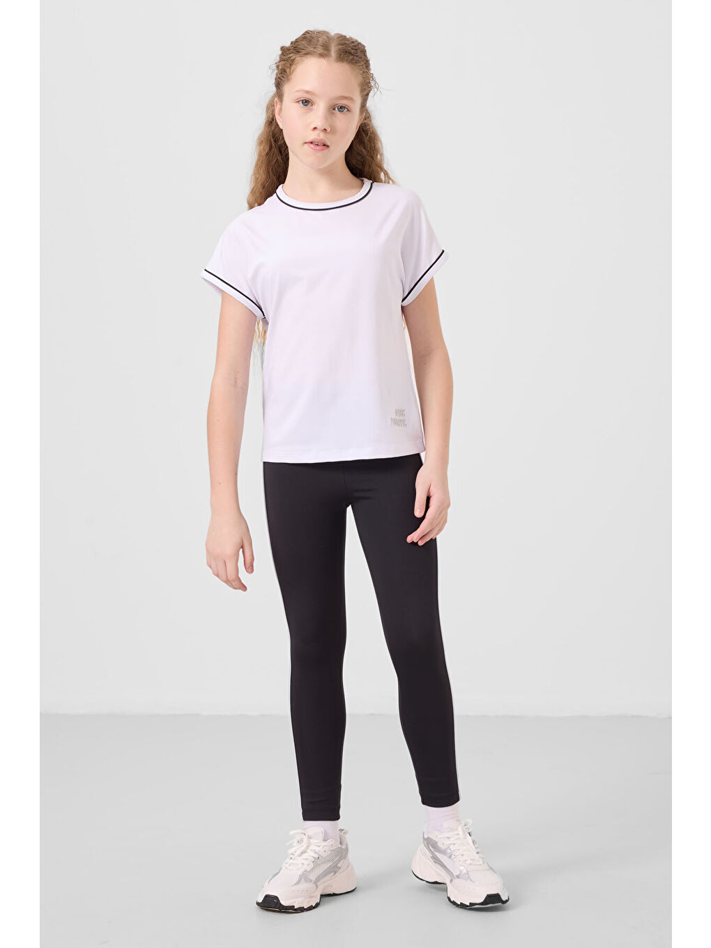 Beyaz-Siyah O Yaka Yan Şerit Detaylı Standart Fit Performans Kız Çocuk Tayt Takım - 75191-2