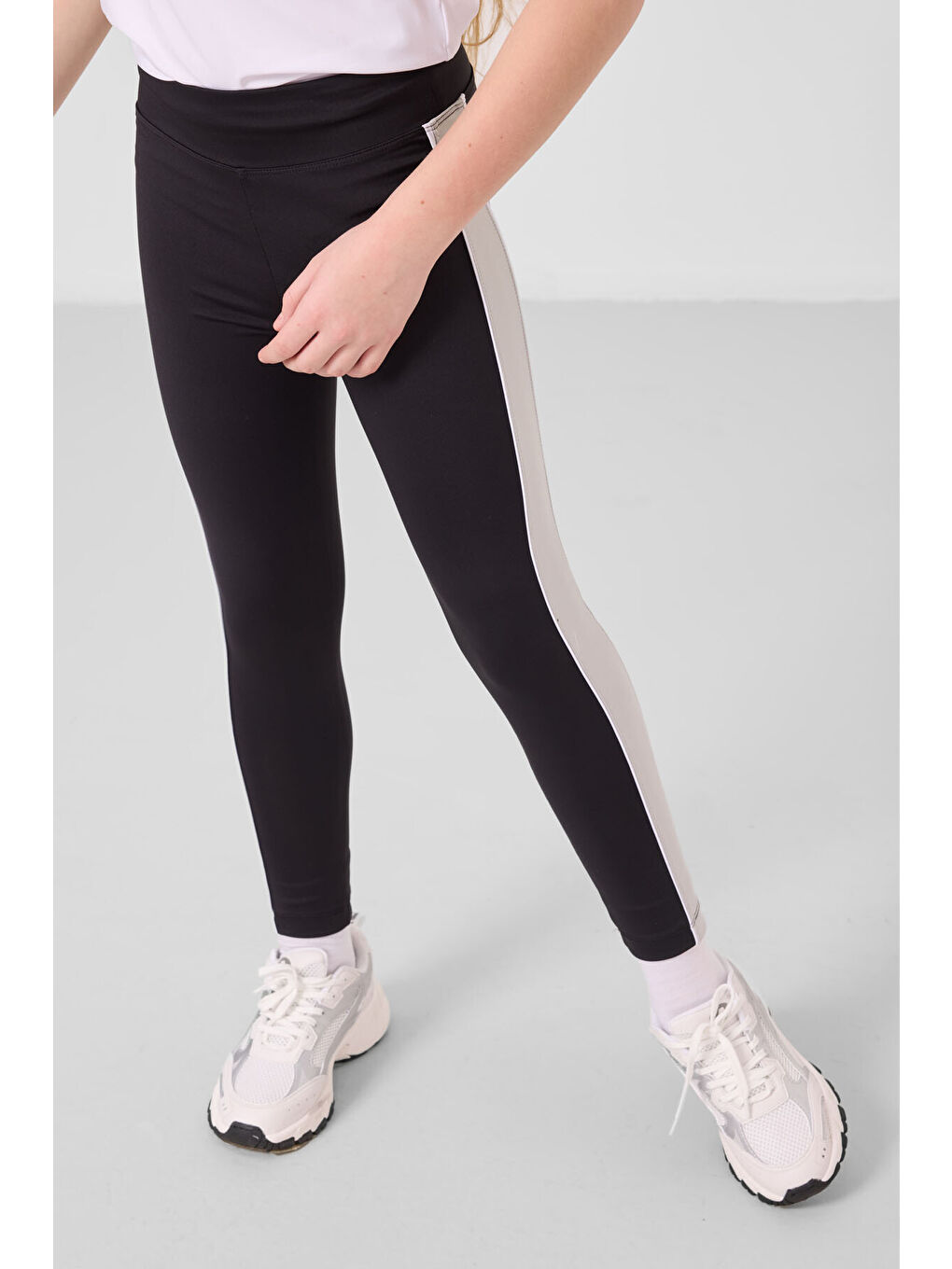 Beyaz-Siyah O Yaka Yan Şerit Detaylı Standart Fit Performans Kız Çocuk Tayt Takım - 75191-3