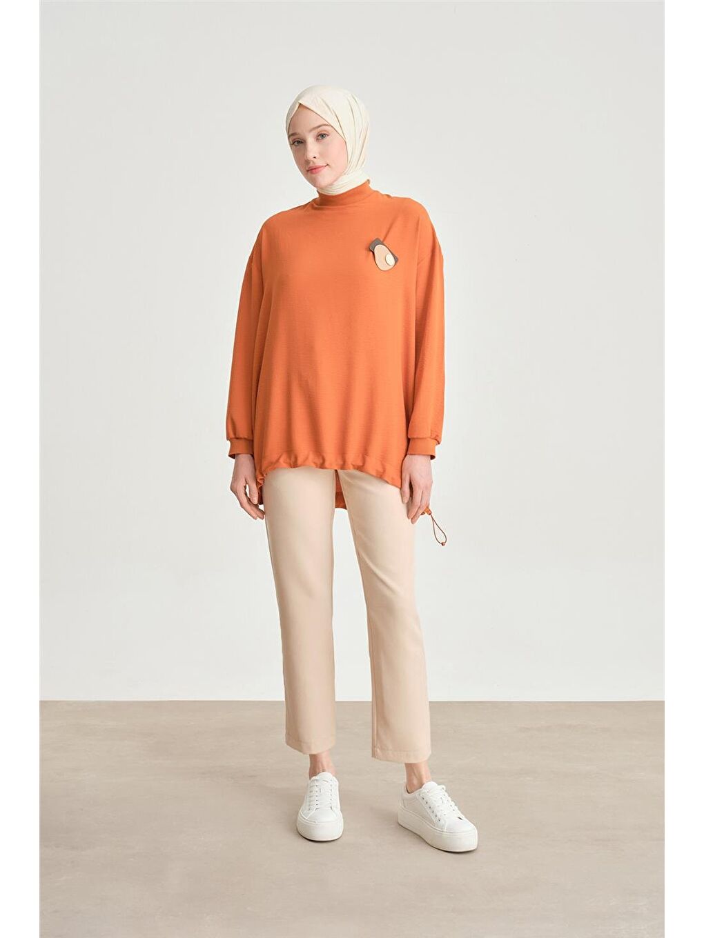 Turuncu Broşlu Bluz Ort3100 Tarçın-1