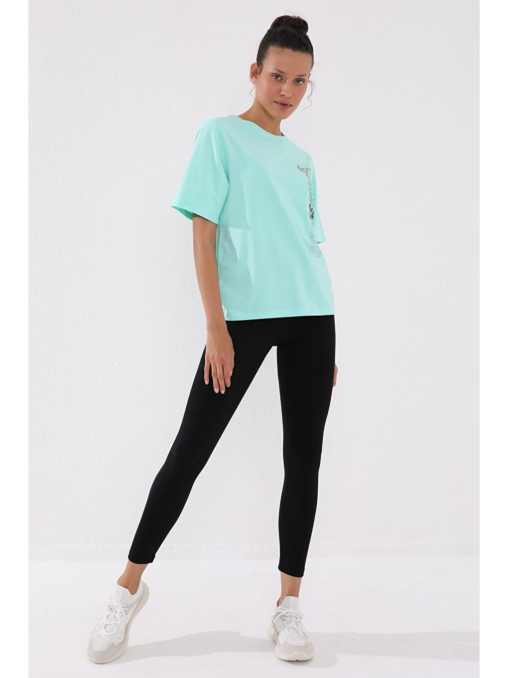 TOMMYLIFE Koyu Mint Yeşili Mint Yeşili Deforme Yazı Baskılı O Yaka Kadın Oversize T-Shirt - 97134 - 1