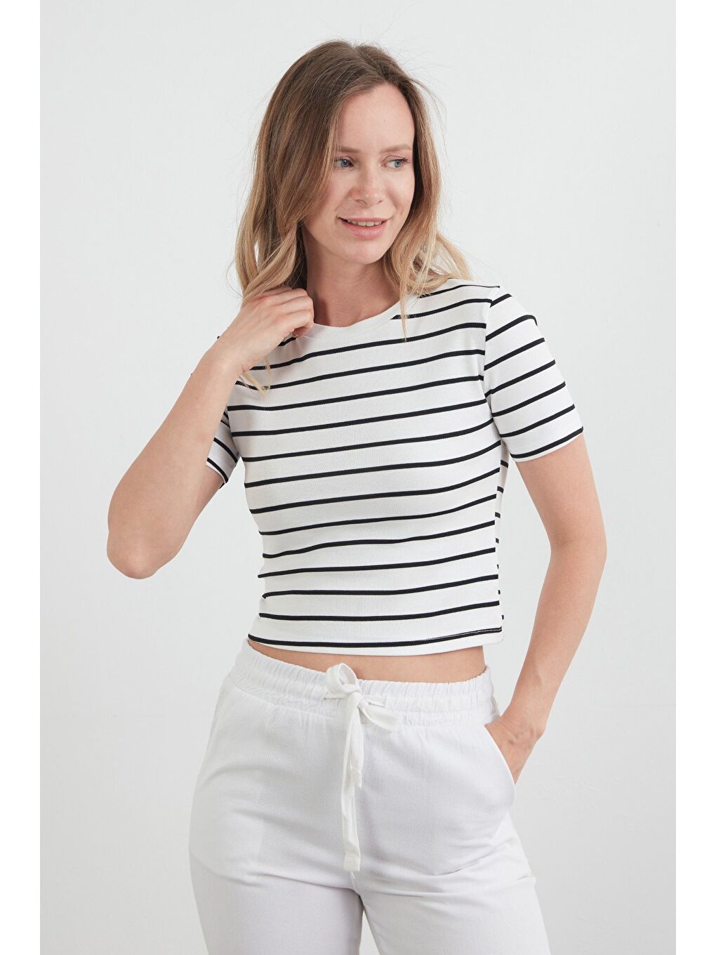 Beyaz Basic Çizgili Crop Tişört-1