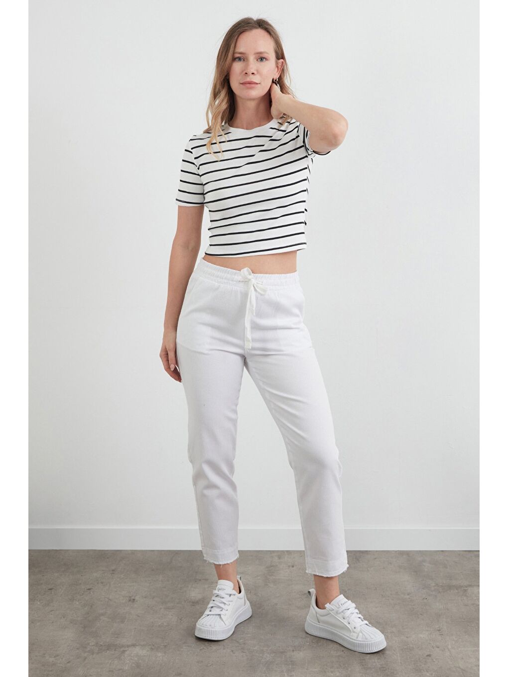 Beyaz Basic Çizgili Crop Tişört-2