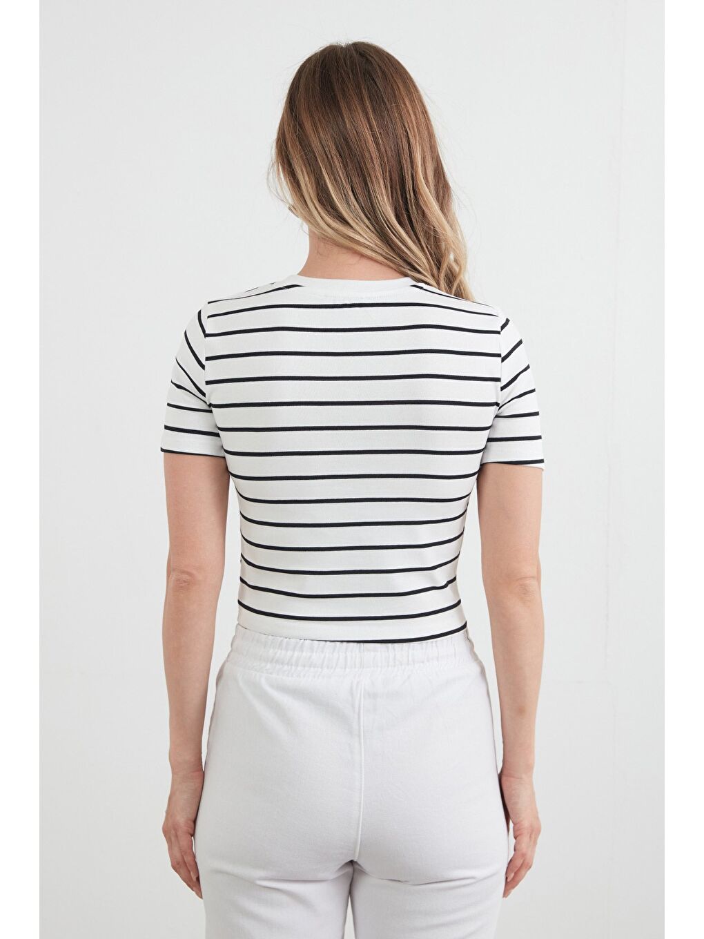 Beyaz Basic Çizgili Crop Tişört-3