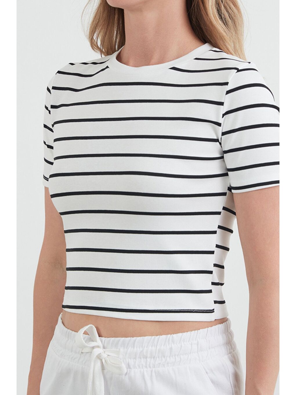 Beyaz Basic Çizgili Crop Tişört-4