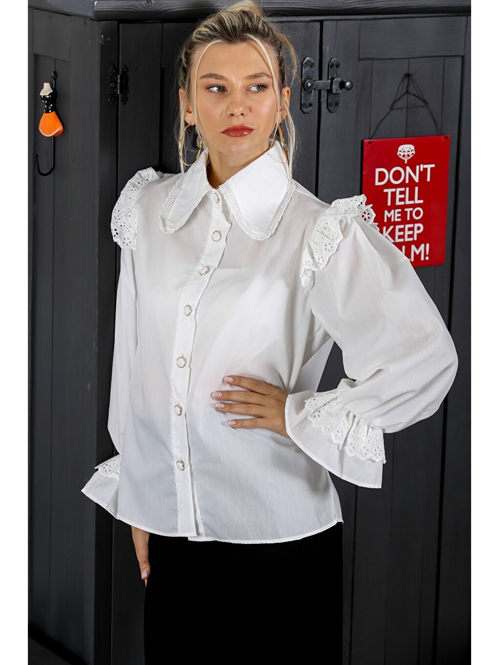 Beyaz Gömlek Yaka Balon Kol Düğmeli Fırfırlı Fistolu Dokuma Regular Fit Bluz-1