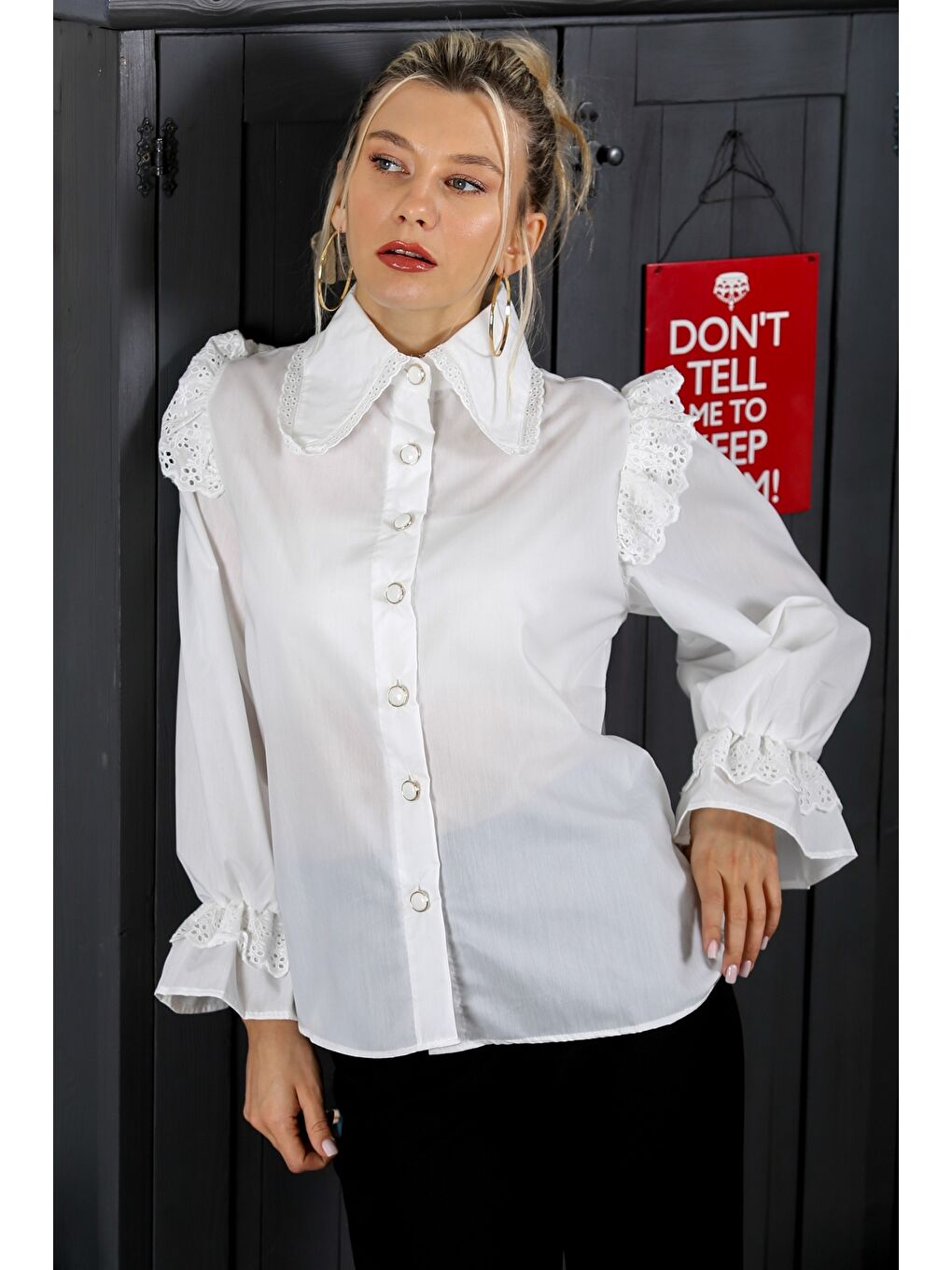 Beyaz Gömlek Yaka Balon Kol Düğmeli Fırfırlı Fistolu Dokuma Regular Fit Bluz-2