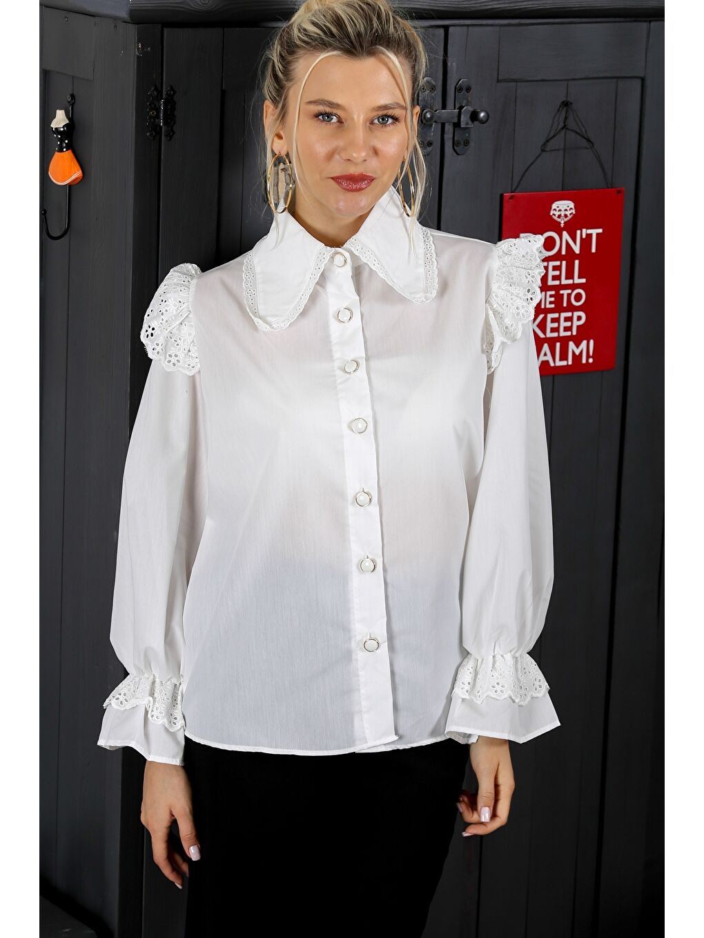 Beyaz Gömlek Yaka Balon Kol Düğmeli Fırfırlı Fistolu Dokuma Regular Fit Bluz-4