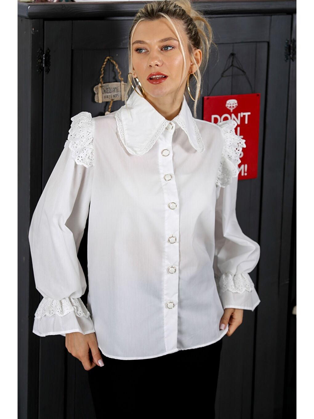 Beyaz Gömlek Yaka Balon Kol Düğmeli Fırfırlı Fistolu Dokuma Regular Fit Bluz-5