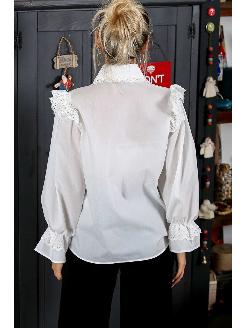 Beyaz Gömlek Yaka Balon Kol Düğmeli Fırfırlı Fistolu Dokuma Regular Fit Bluz-7