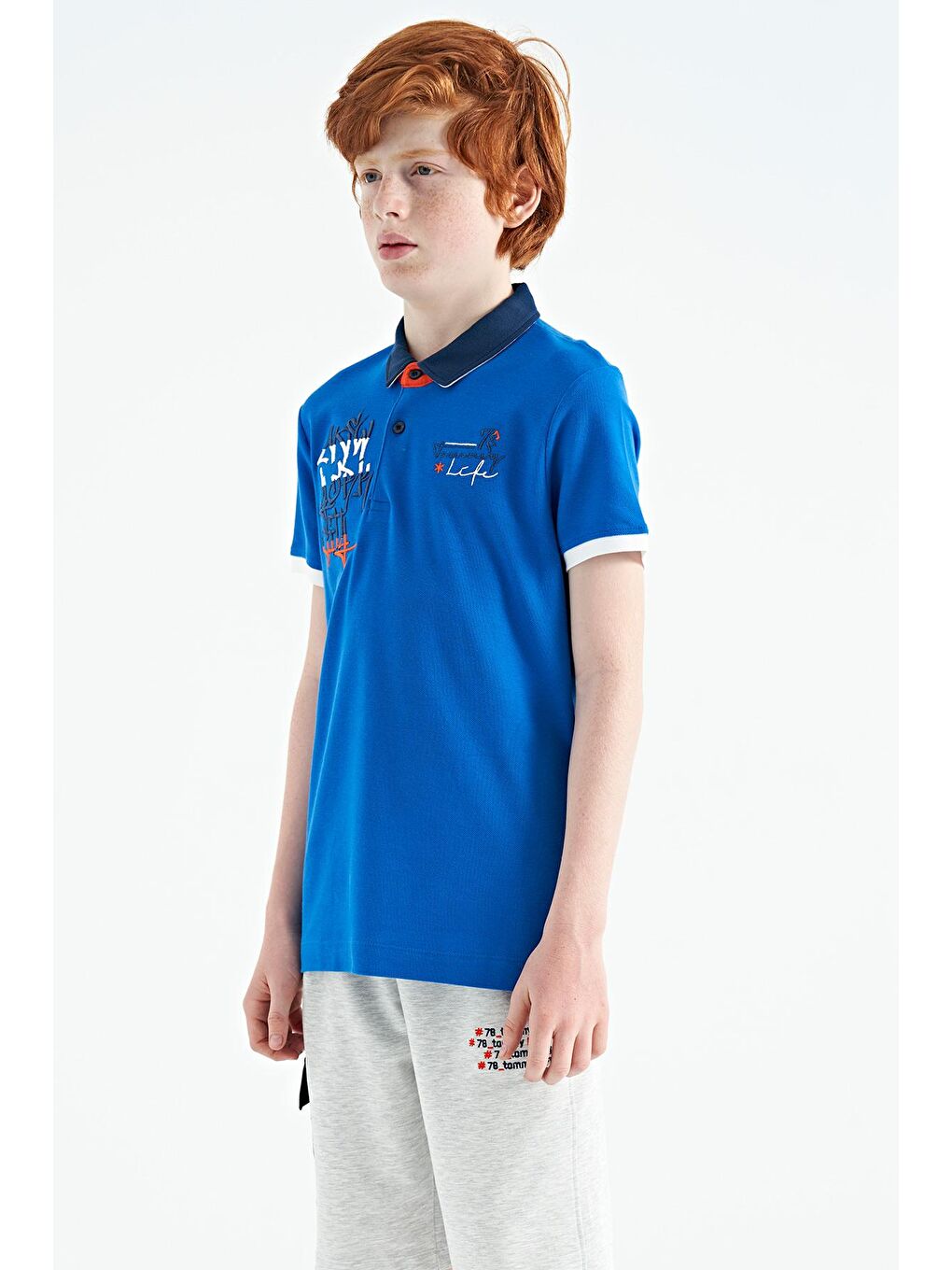 TOMMYLIFE Mavi Saks Yazı Nakış Detaylı Standart Kalıp Polo Yaka Erkek Çocuk T-Shirt - 11085 - 3