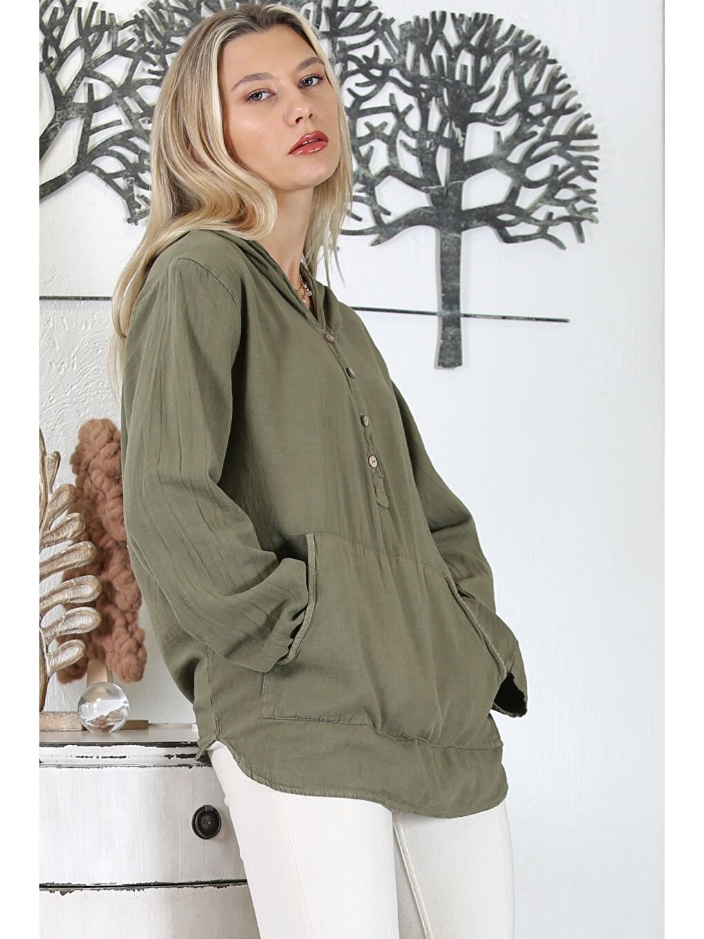 Haki Kapüşonlu Uzun Kol Düğmeli Kanguru Cepli Yıkamalı Dokuma Geniş Kesim Bluz