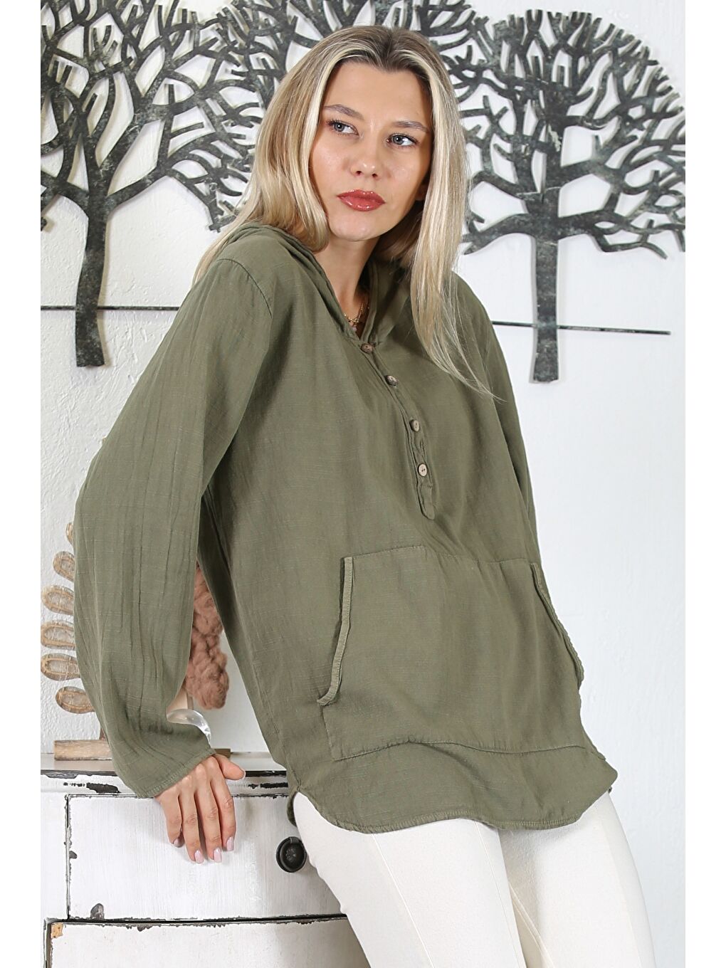 Haki Kapüşonlu Uzun Kol Düğmeli Kanguru Cepli Yıkamalı Dokuma Geniş Kesim Bluz-1