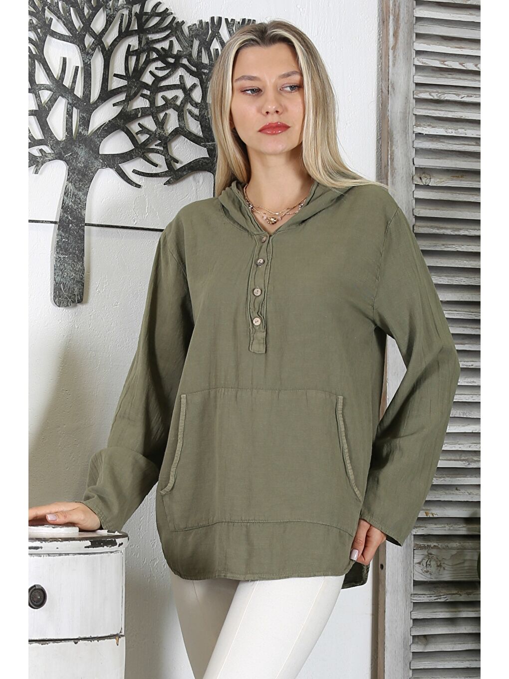 Haki Kapüşonlu Uzun Kol Düğmeli Kanguru Cepli Yıkamalı Dokuma Geniş Kesim Bluz-3