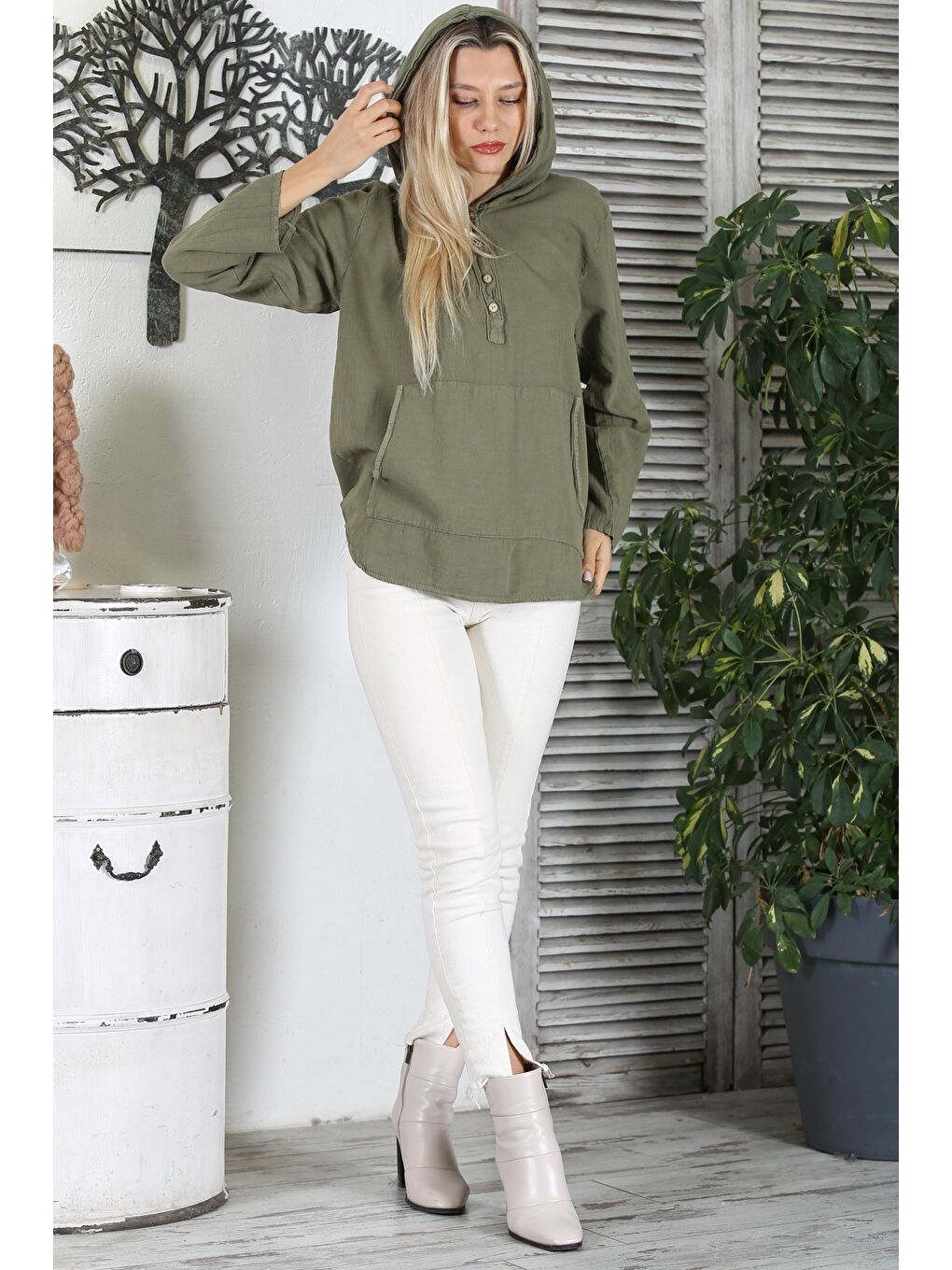 Haki Kapüşonlu Uzun Kol Düğmeli Kanguru Cepli Yıkamalı Dokuma Geniş Kesim Bluz-5