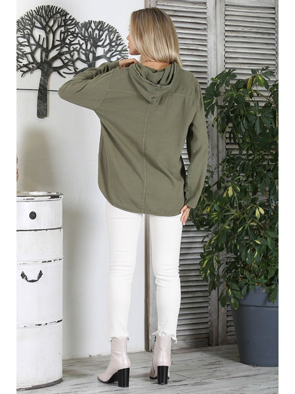 Haki Kapüşonlu Uzun Kol Düğmeli Kanguru Cepli Yıkamalı Dokuma Geniş Kesim Bluz-6